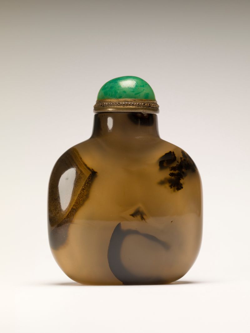 Snuff bottle with inclusions resembling a fan-tailed fish, Official School (China)
