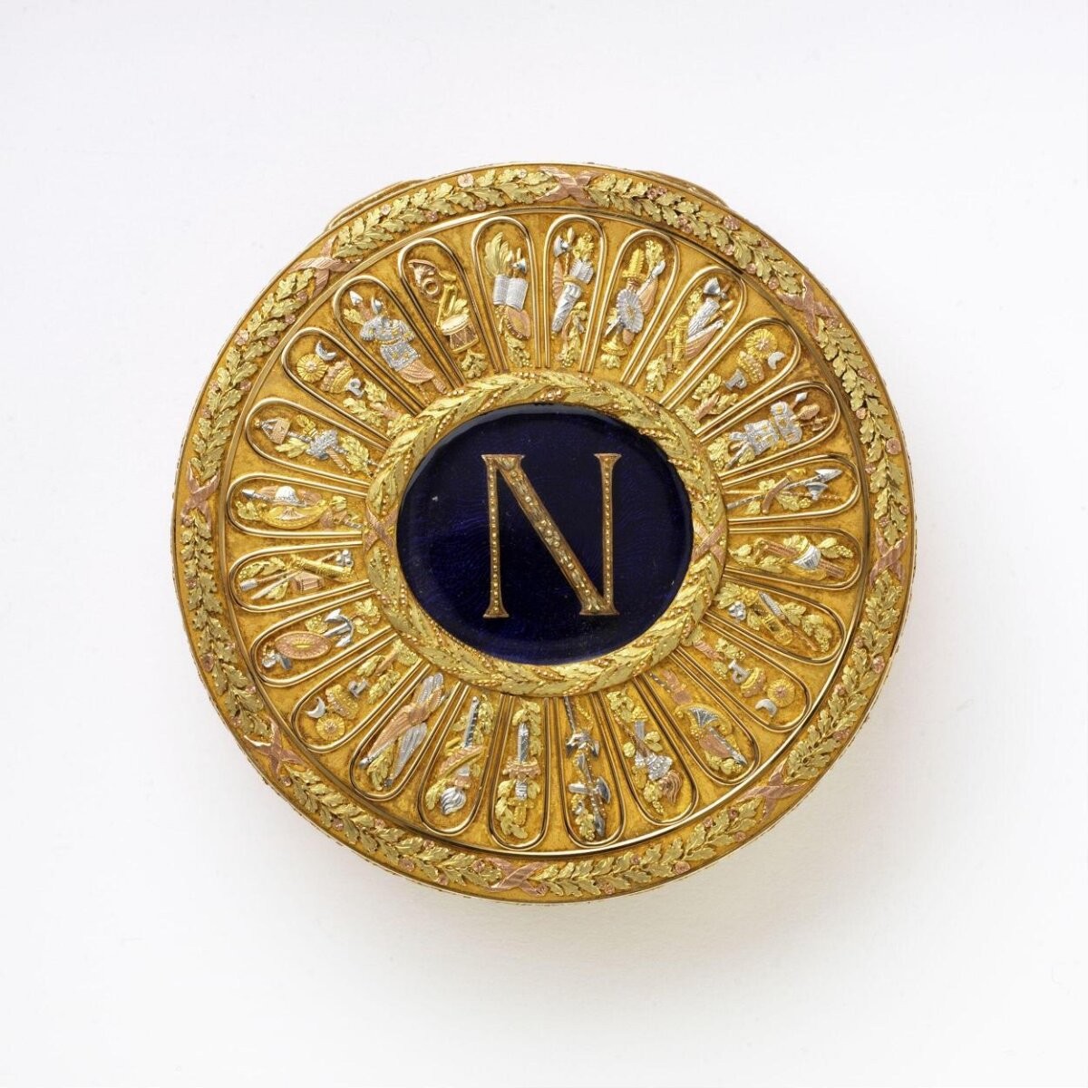 Circular, vari-coloured gold snuffbox