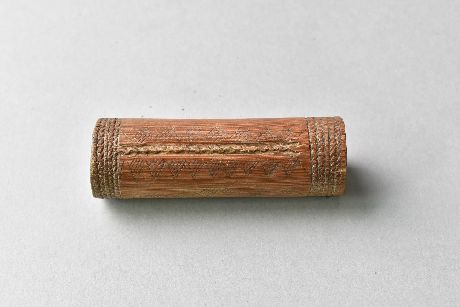 Cylindrical snuffbox in bone (?)