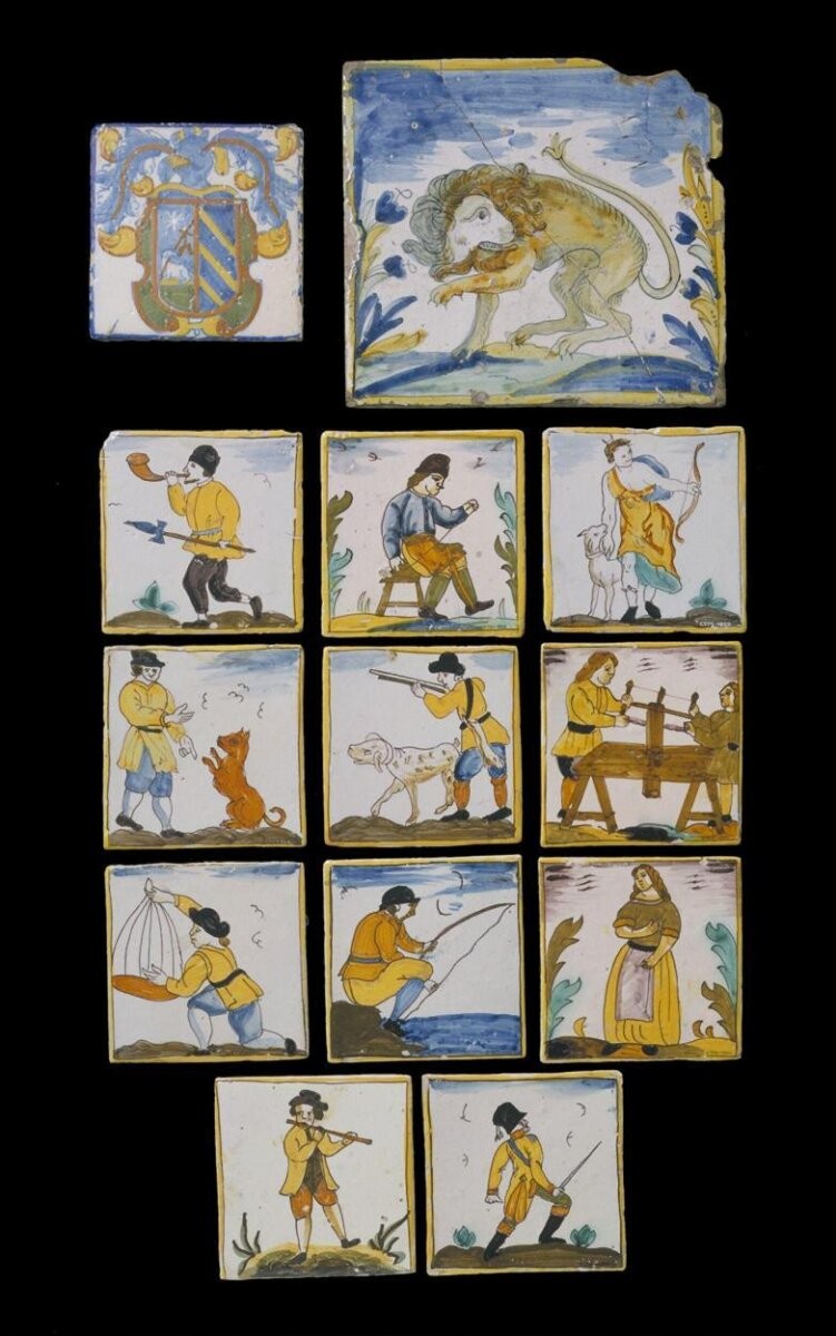 Catalan tile depicting a huntsman