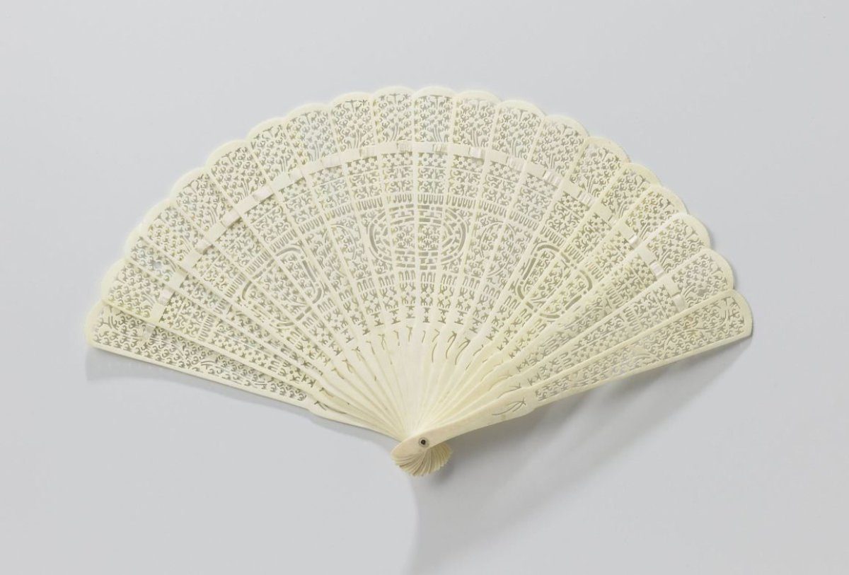 Brisé fan of pierced white bone
