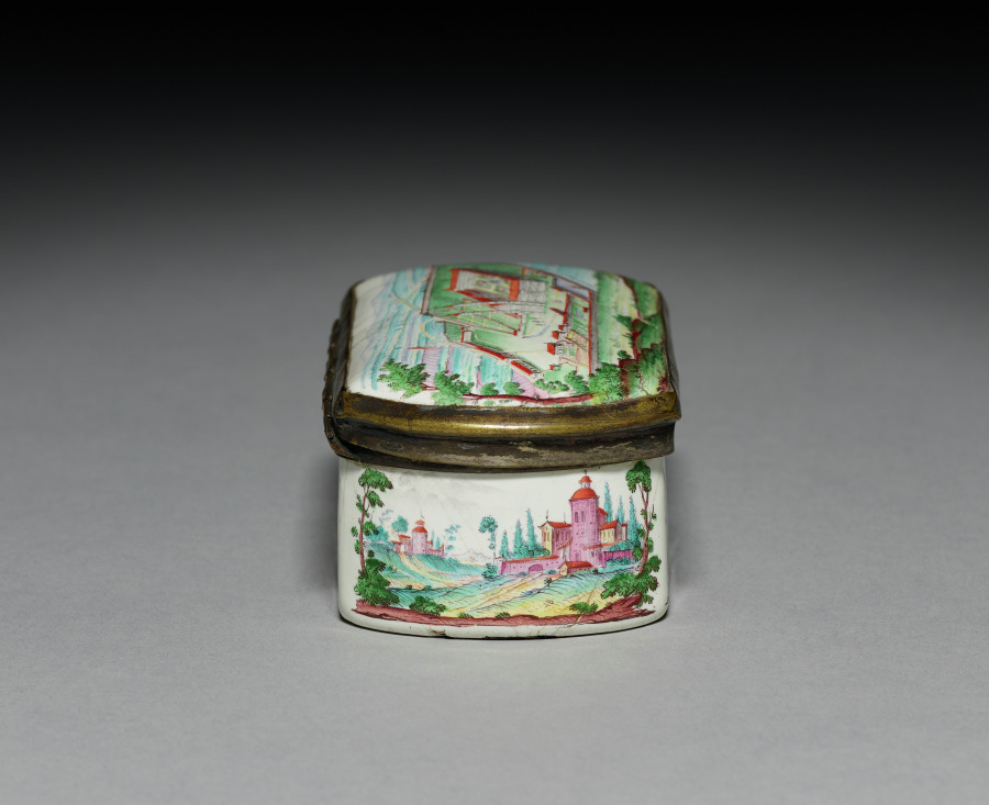 Additional museum view 2 of Snuff Box (accession 1916.610).