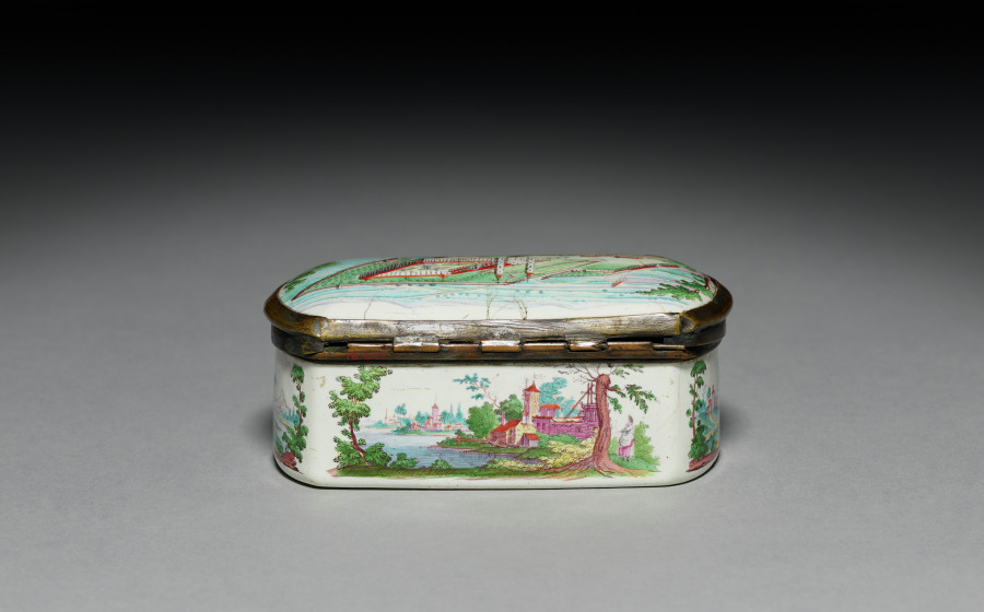 Additional museum view 3 of Snuff Box (accession 1916.610).