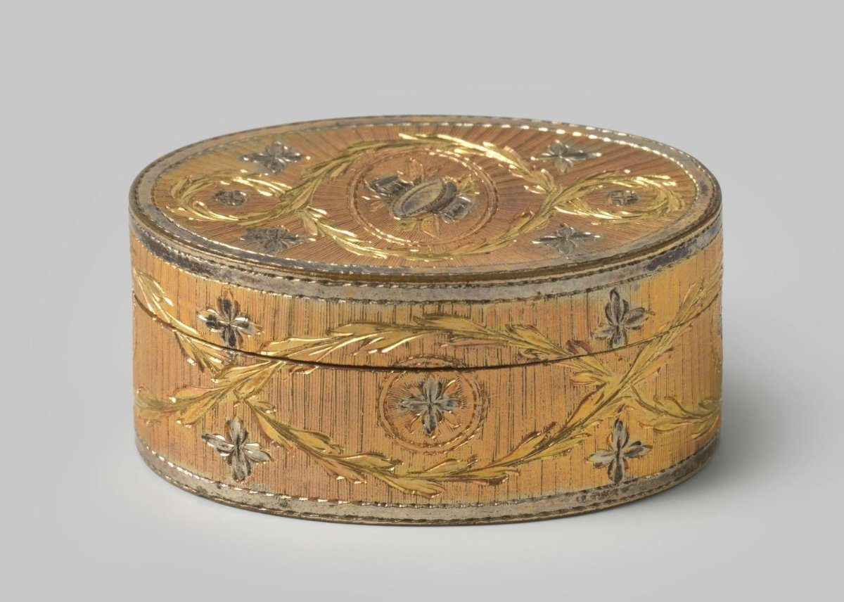 Oval snuffbox in three-colour gold with engraved decoration in Louis XVI style