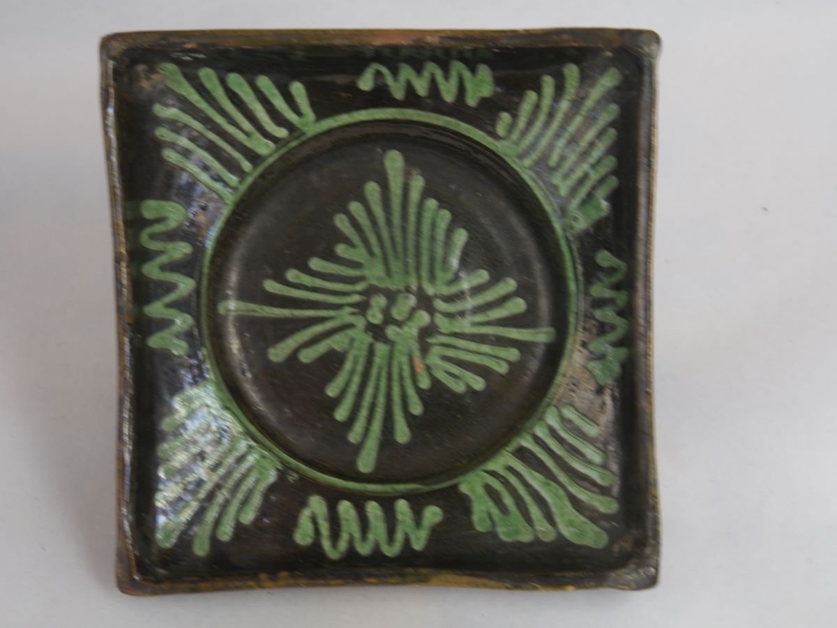 Pot-shaped stove tile