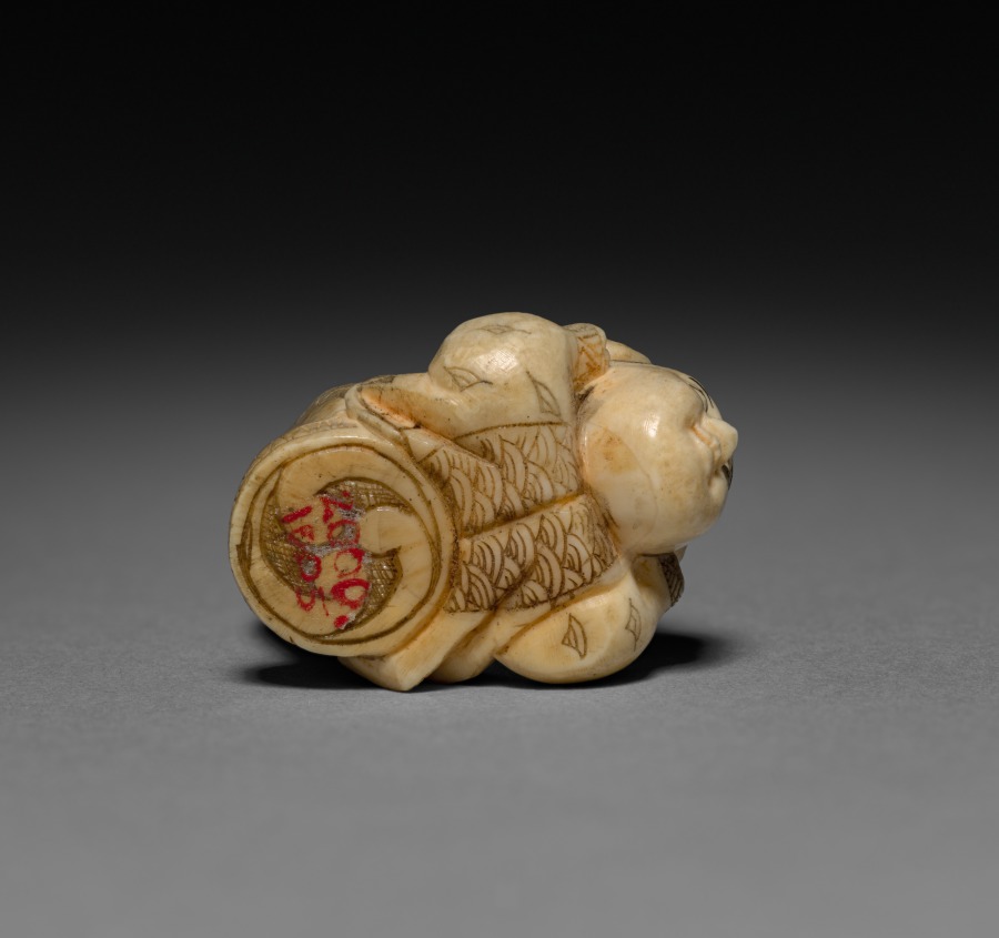Additional museum view 3 of Netsuke of Child (accession 2000.1005).