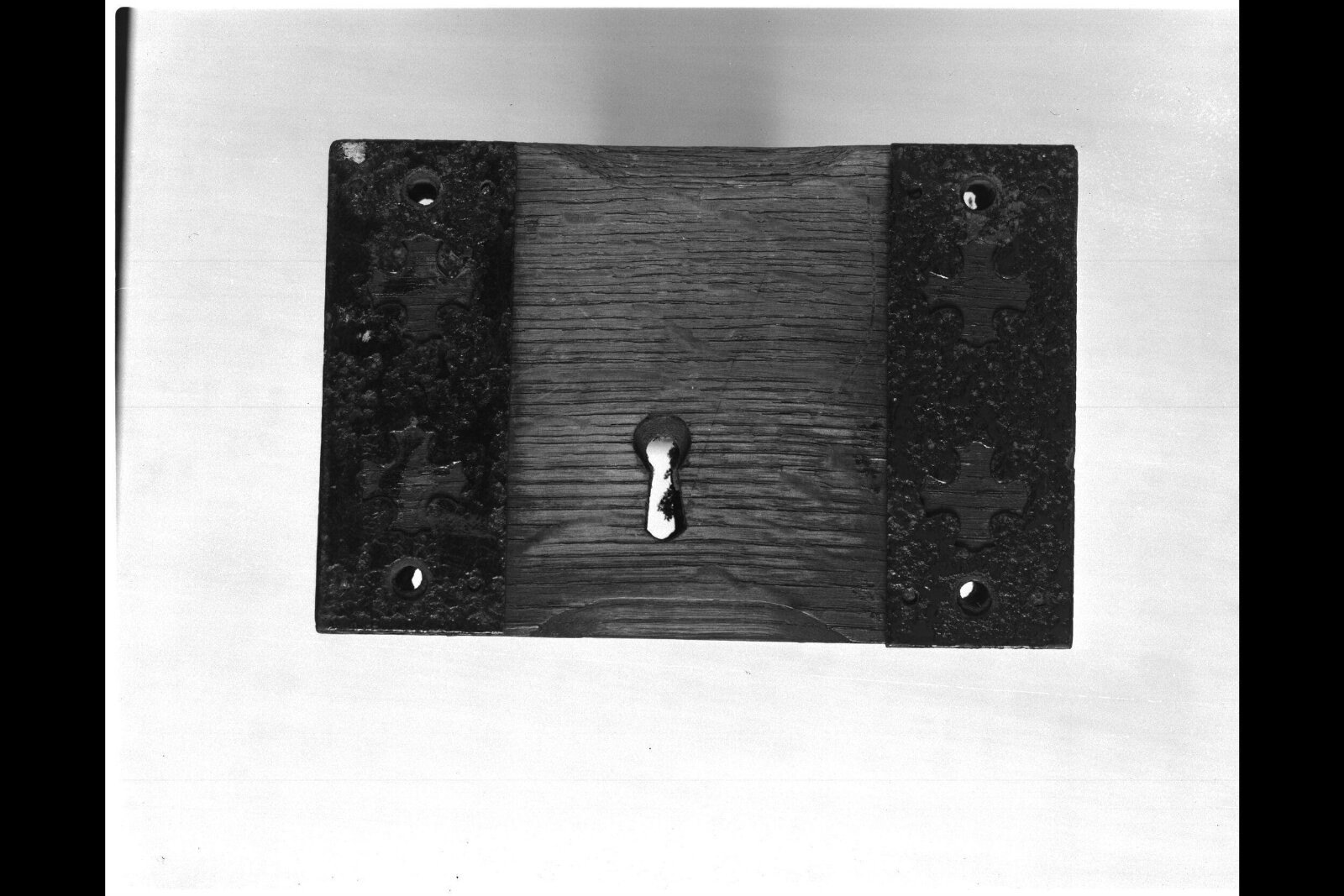 Lock, oak iron and brass, London, 1908 — museum object M.35-1995