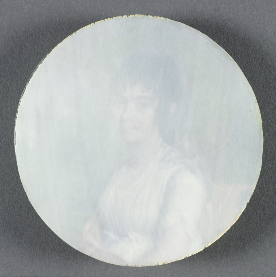 Additional museum view 4 of Snuff Box with a Portrait of a Lady (accession 2008.285).