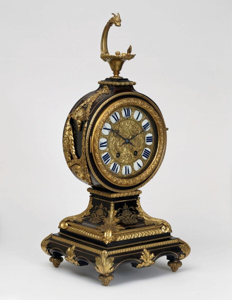 Clock with case veneered in tortoiseshell and brass