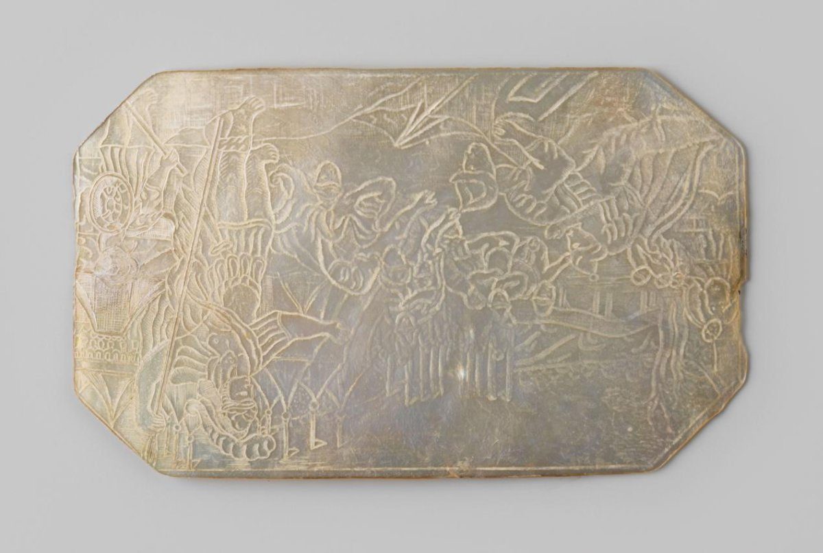 Lid or bottom of a mother-of-pearl snuffbox from the wreck of the East Indiaman 't Vliegend Hart