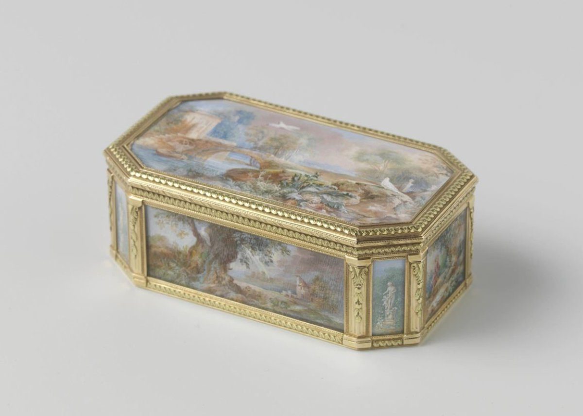 Gold snuffbox, rectangular with canted corners, decorated with park views