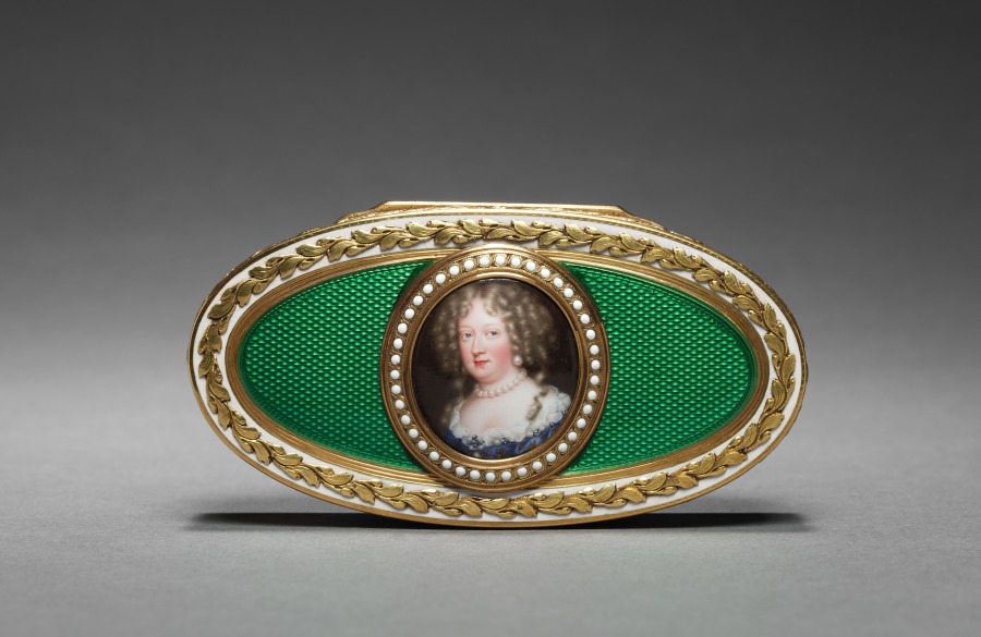 Additional museum view 4 of Snuff Box (Tabatière) with Portrait of Marie-Thérèse of Austria (accession 1957.405).