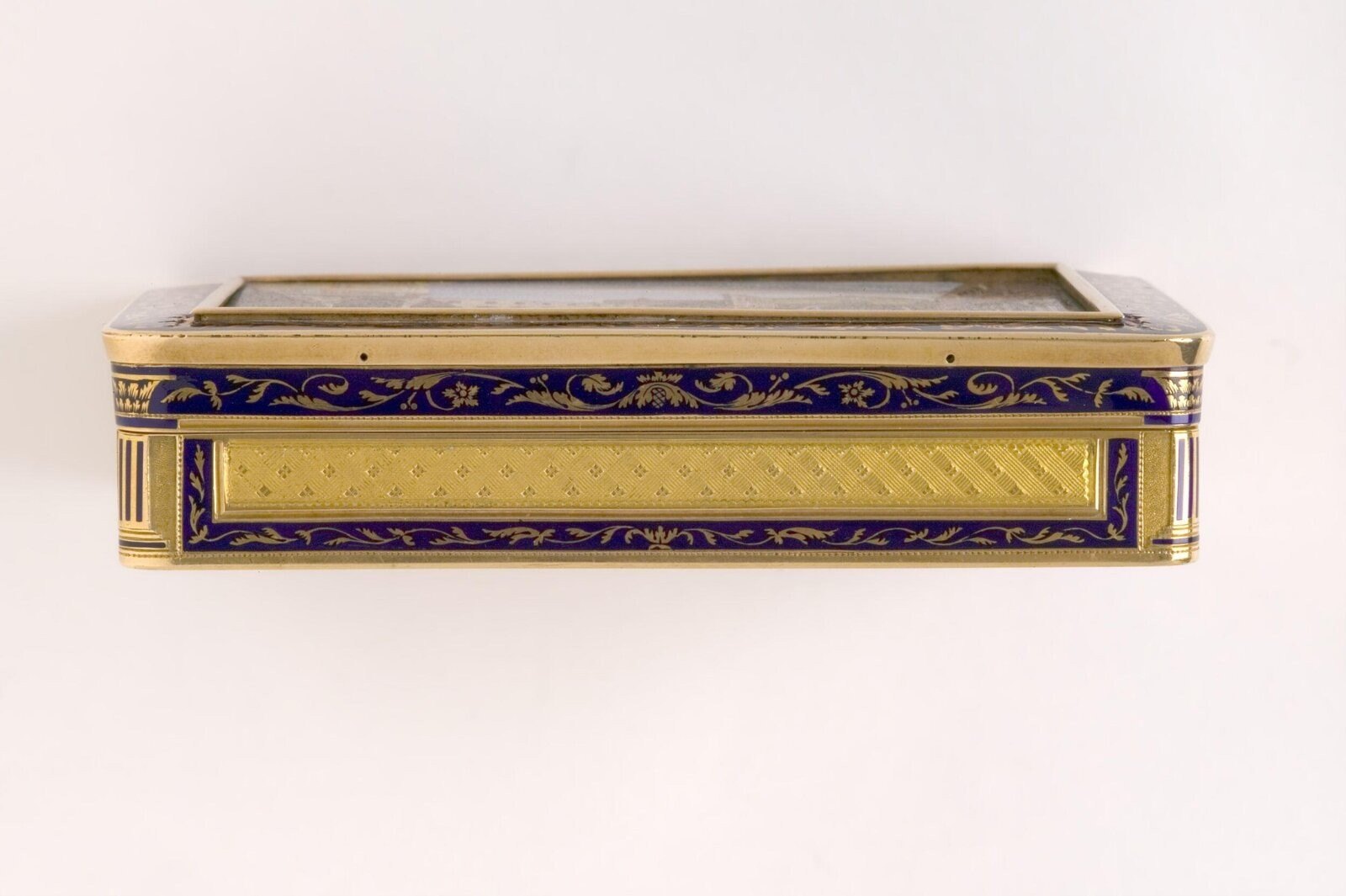 Snuffbox, gold enamel and micromosaic, Rome, 1823-1825 — museum object LOAN:GILBERT.475:1, 2-2008