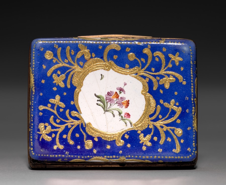 Additional museum view 3 of Snuff Box (accession 1916.617).