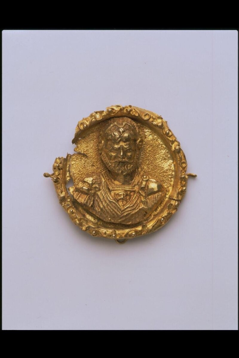 Hat badge with a bust, possibly of an emperor, gold, England, 1530 - 1540.