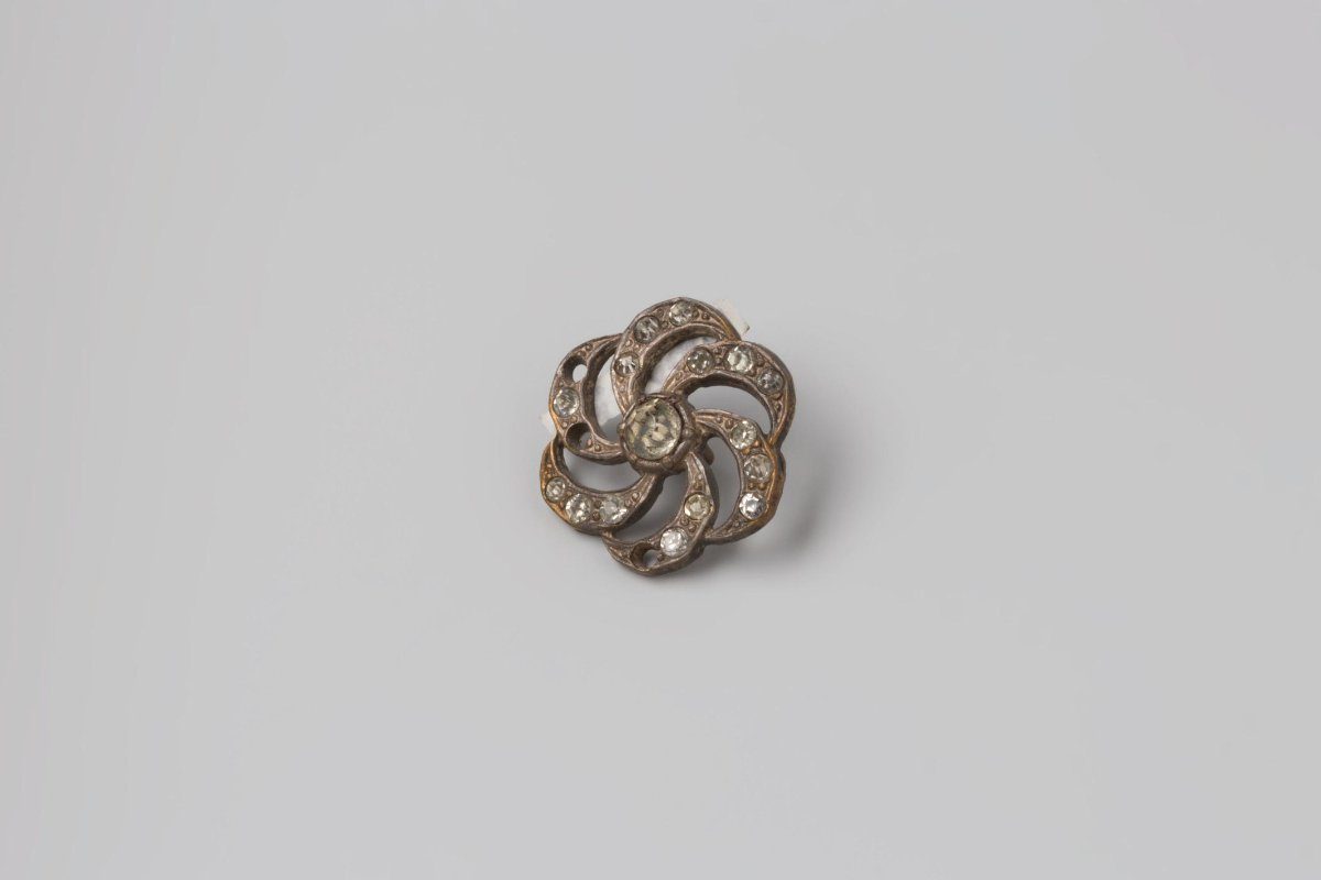 Button of silver-coloured metal and paste