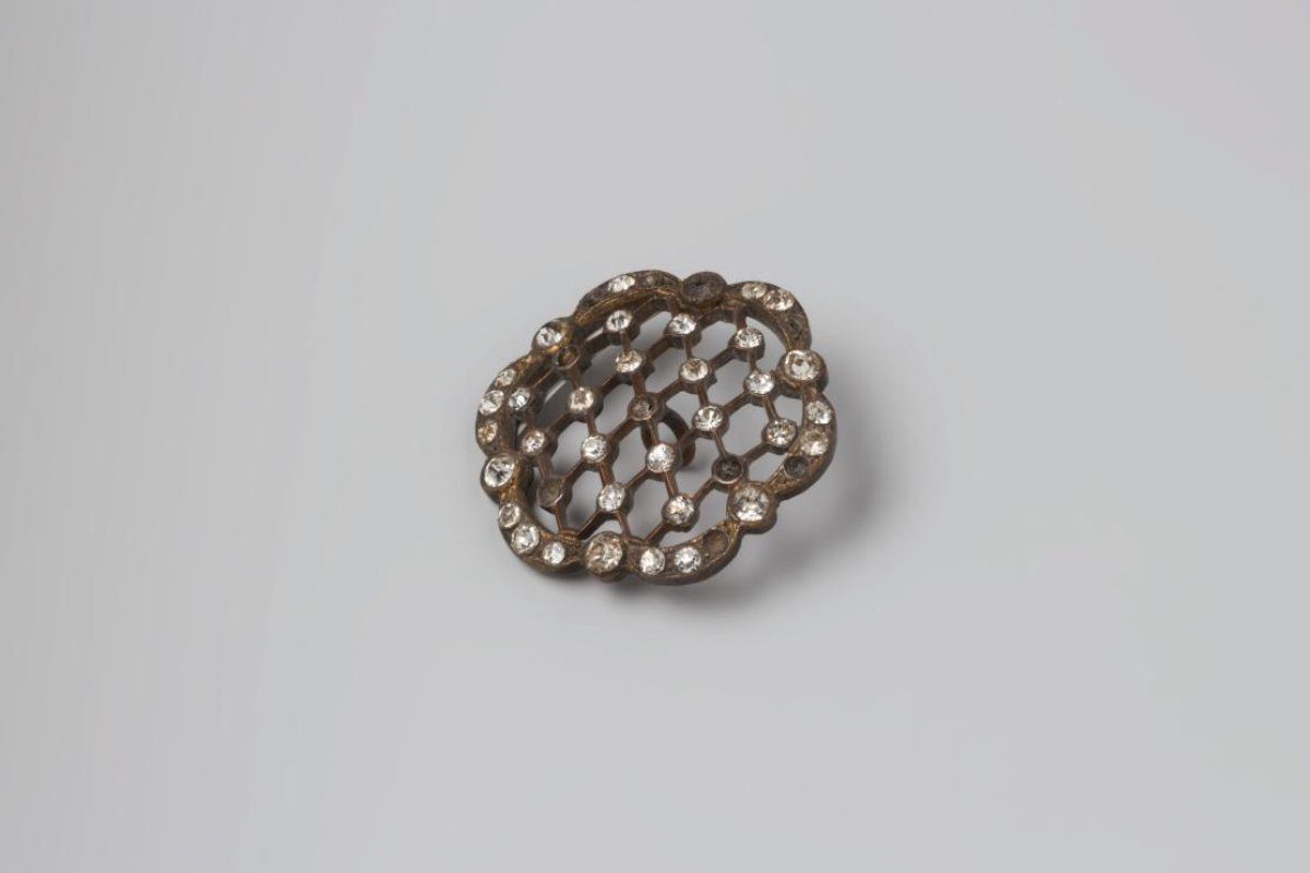 Button of copper with paste
