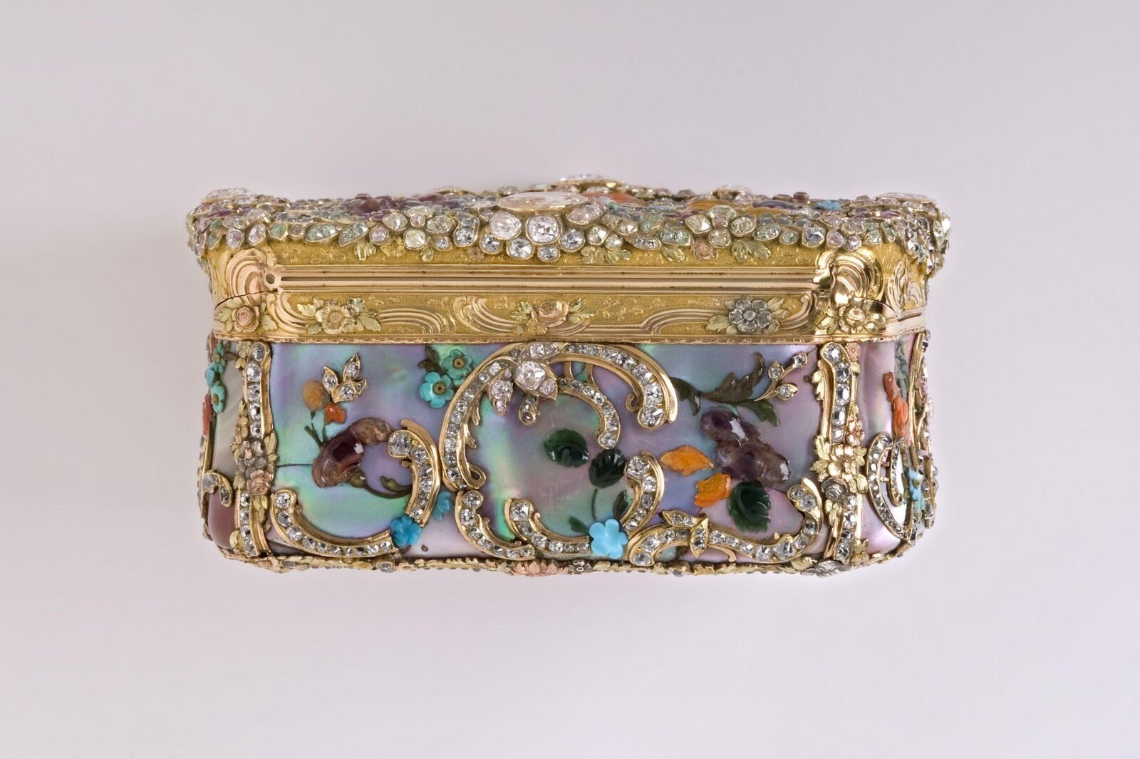 Snuffbox, gold, mother of pearl, diamonds, rubies, Berlin, 1765 — museum object LOAN:GILBERT.413:1 to 2-2008