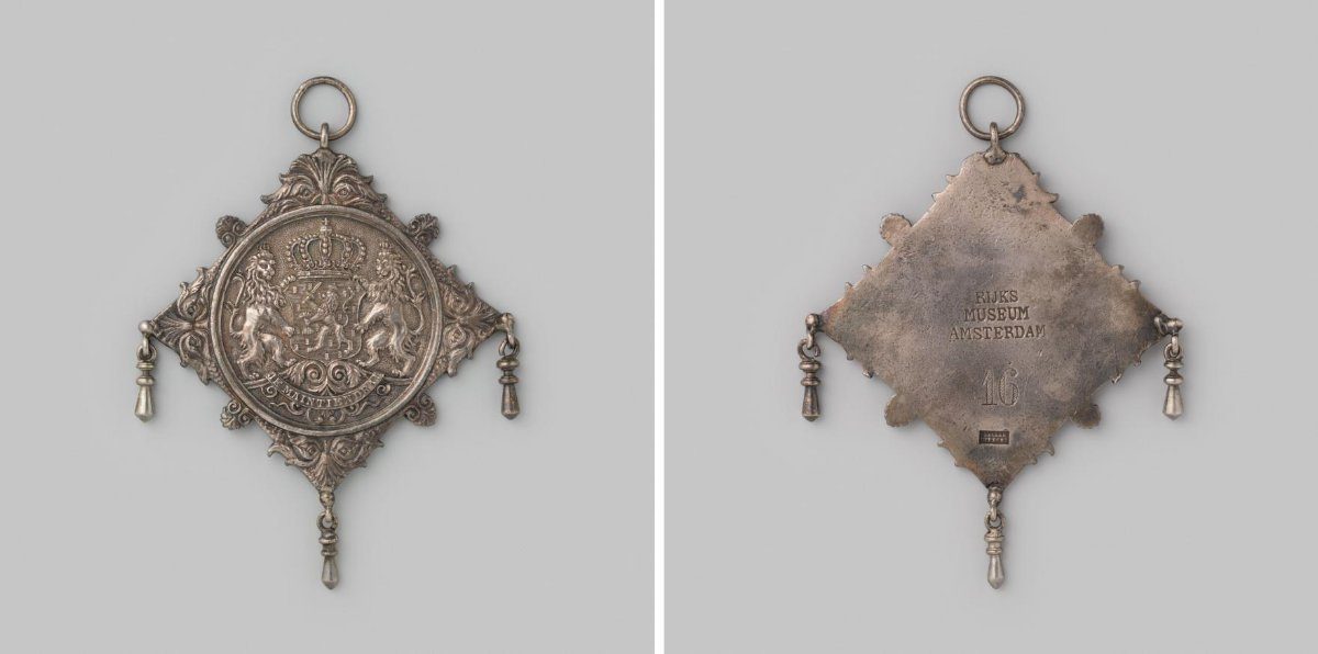 Badge for gallery attendants, no. 16