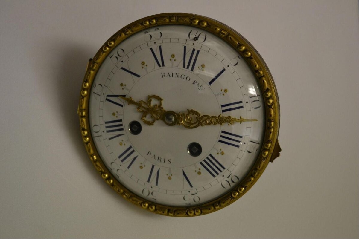 Mantel clock by Raingo