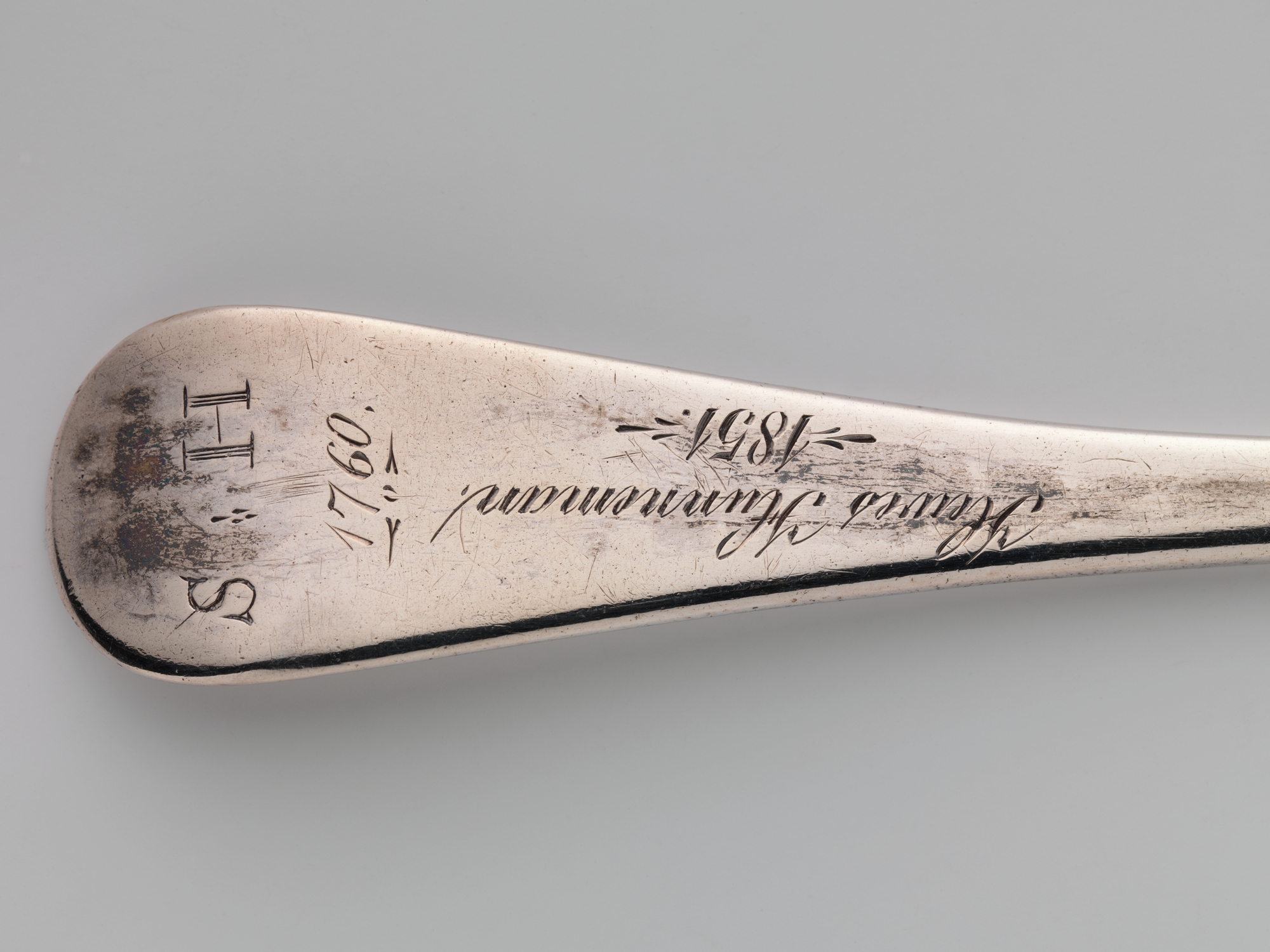 Photograph of museum specimen 33.120.433; not an authentication of other objects.