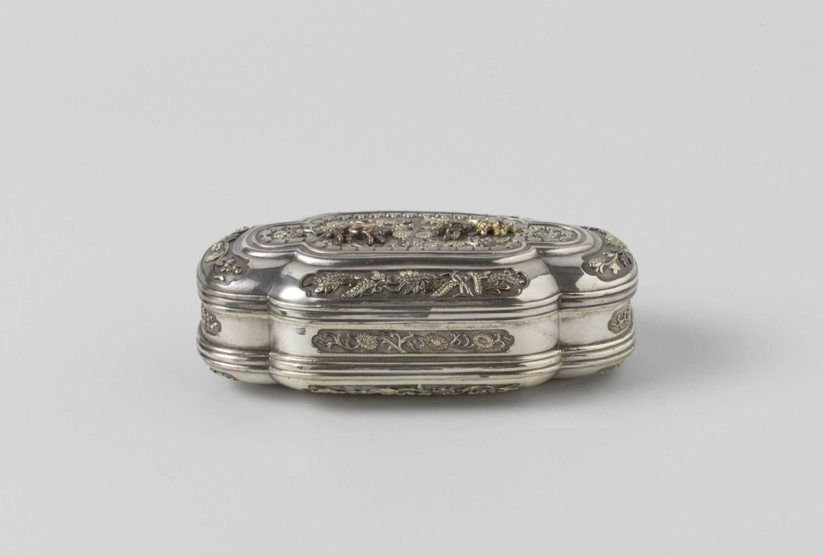 Four-lobed tobacco box