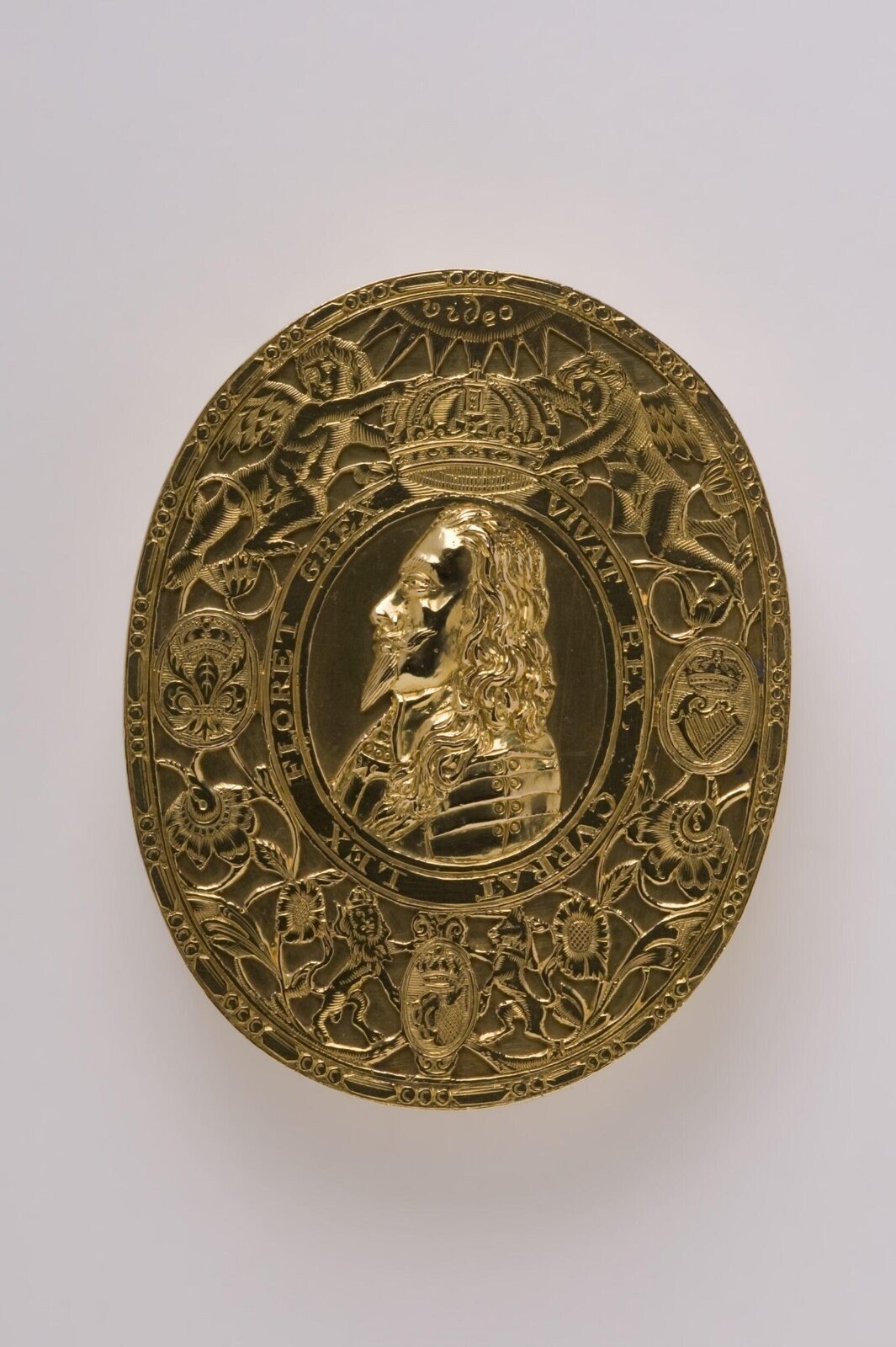 Tobacco box, gold with cameo of Charles I, London, 1670-1685 — museum object LOAN:GILBERT.545:1,2-2008