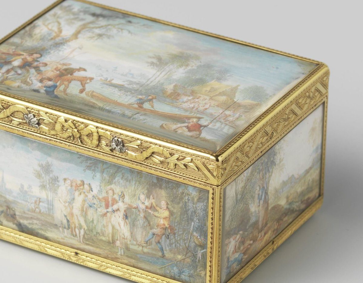 Gold snuffbox, rectangular and decorated on all sides with landscape paintings behind glass