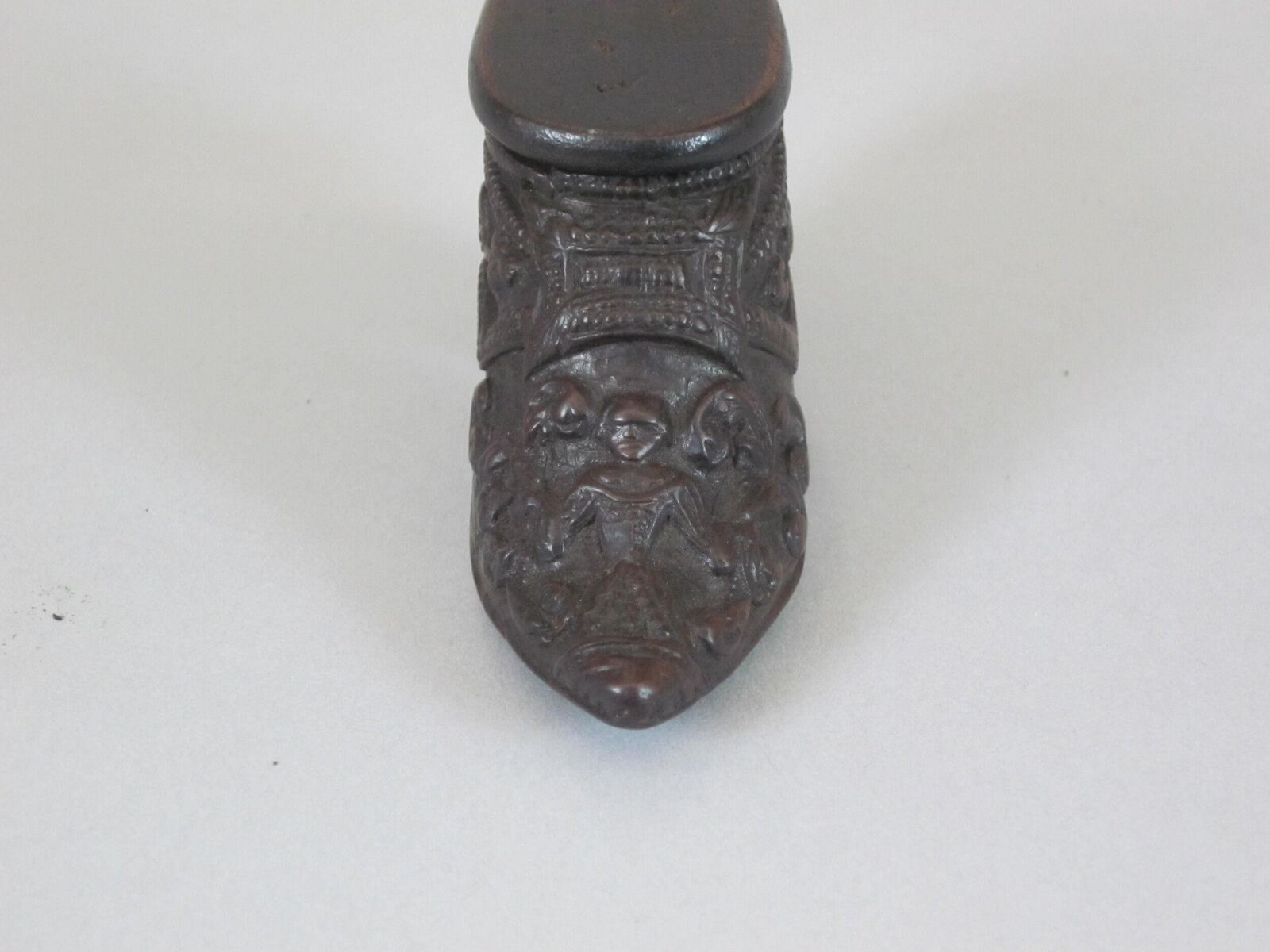 Snuff box, carved wood, England, 1840-1880 — museum object T.1598-1913