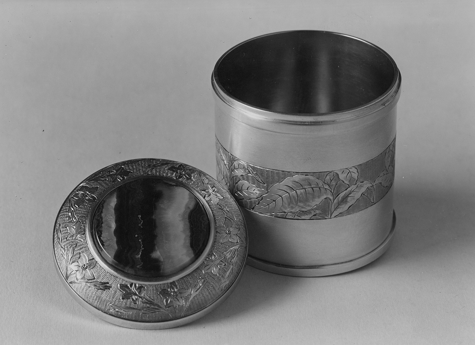 Tobacco box for cigarettes, Unknown photographer (production) (photographer)