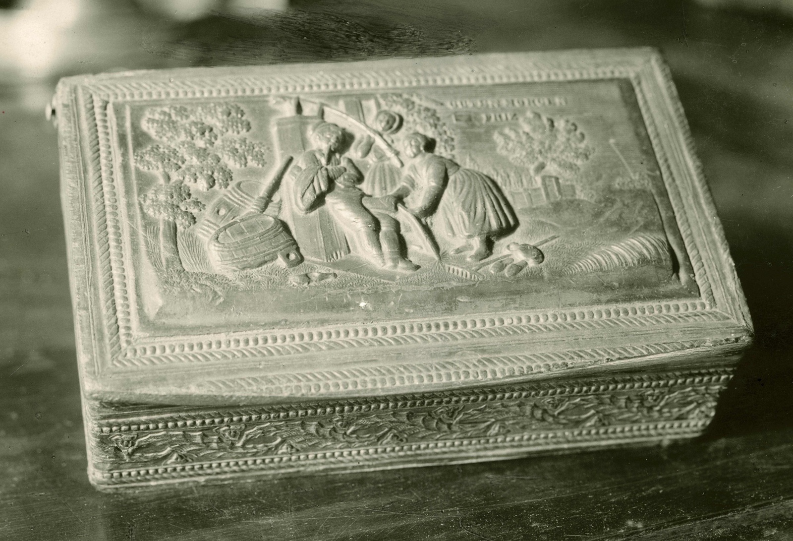 Tobacco box at 1800, Unknown photographer