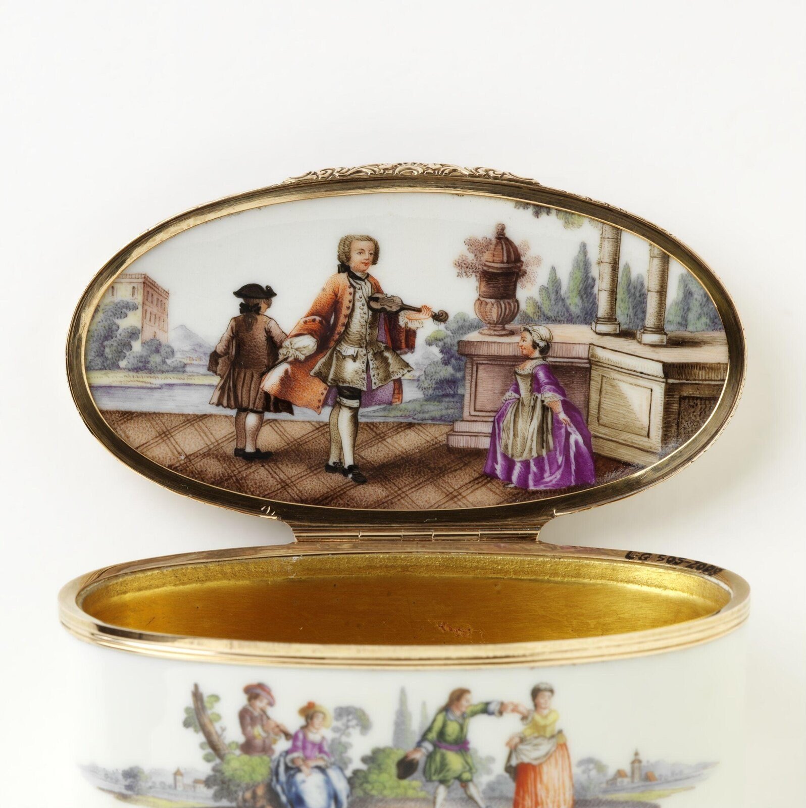 Snuffbox, gold-mounted porcelain, Meissen, Germany, ca. 1750 — museum object LOAN:GILBERT.505-2008