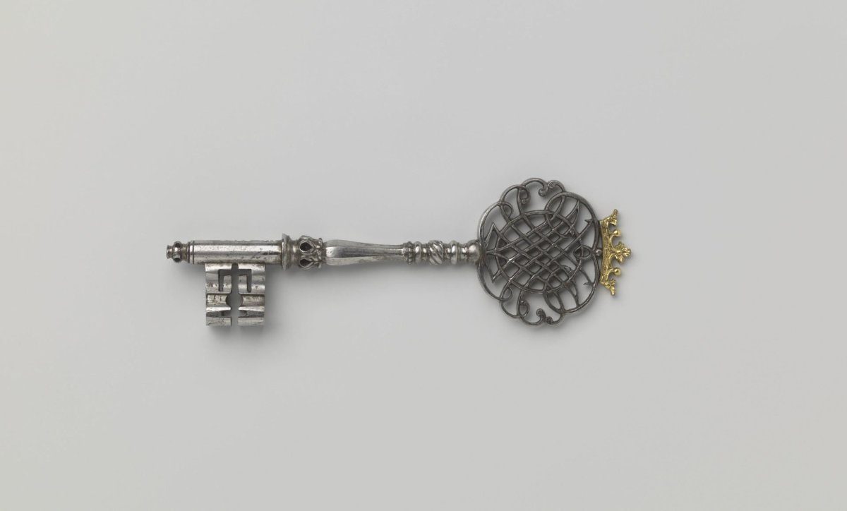 Iron key with openwork initials VPAO topped with a small gilded crown