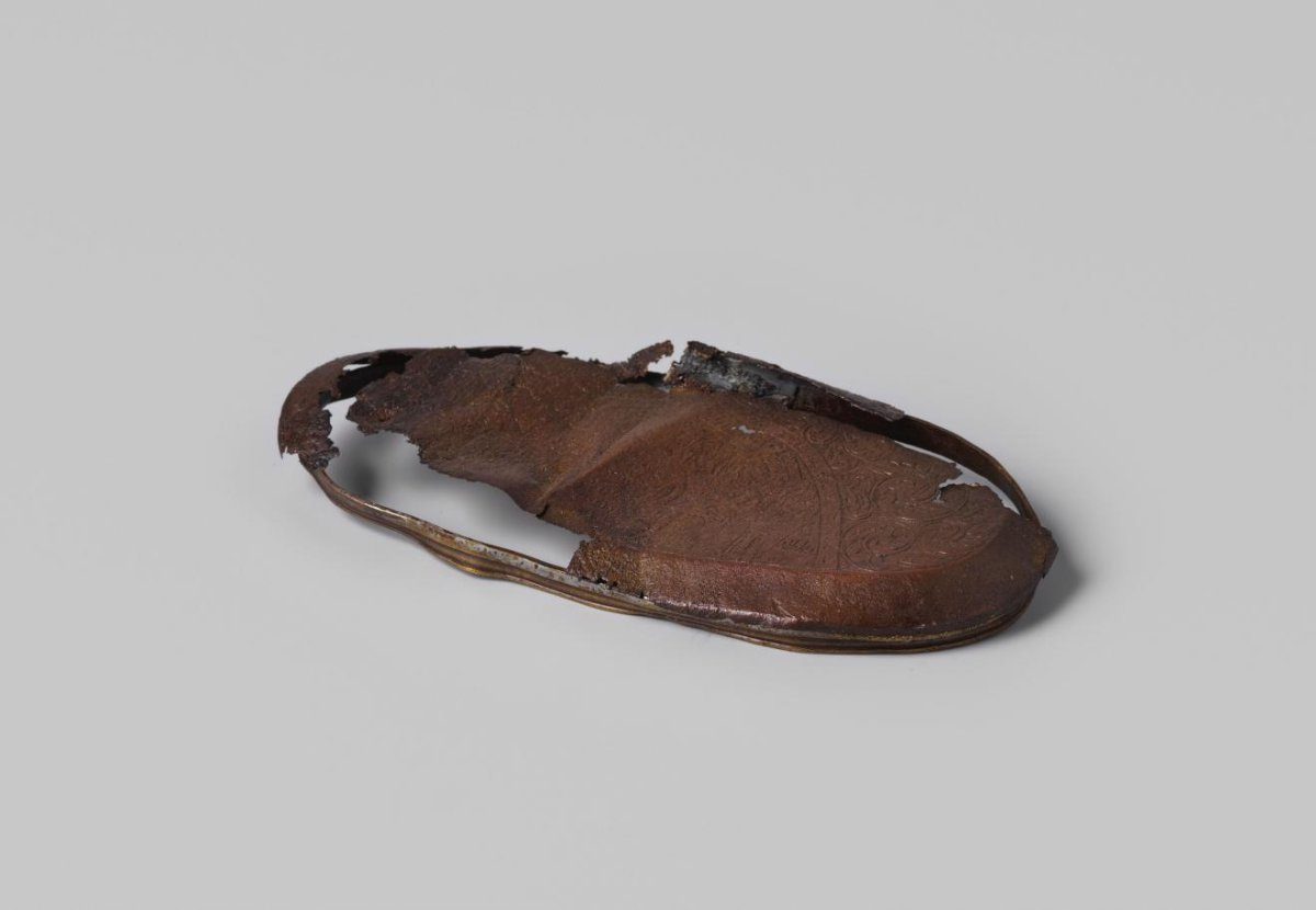 Lid of tobacco box from the wreck of the East Indiaman Hollandia