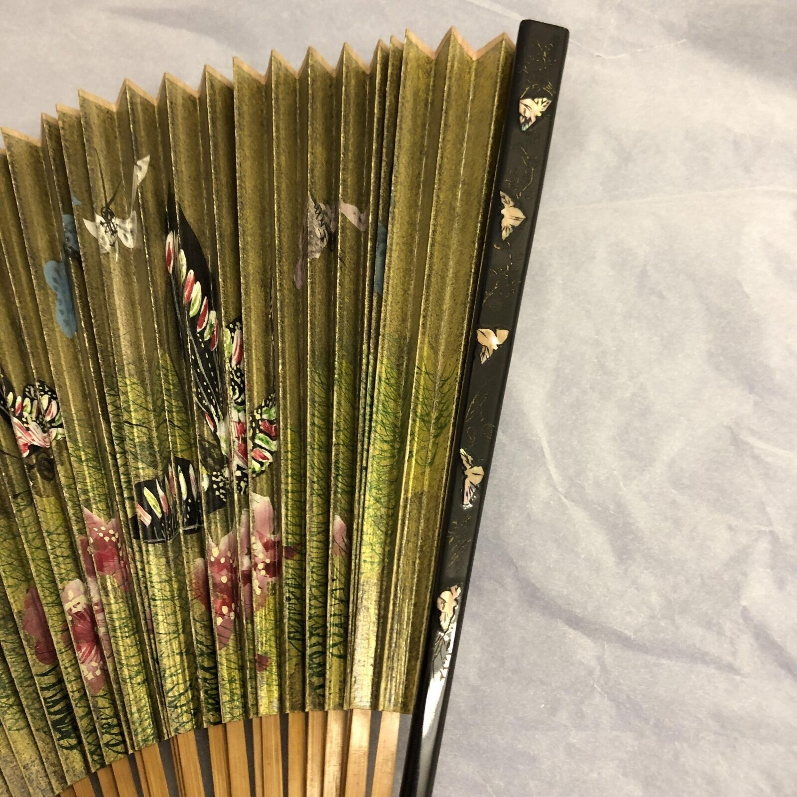 Fan, bamboo and paper with lacquer and mother of pearl inlay, China, 1904 — museum object FE.26-1980