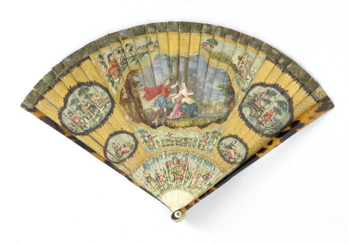 Brisé fan of ivory, painted with tempera and gold paint, with central cartouche depicting Zephyrus and Flora, surrounded by Chinoiseries
