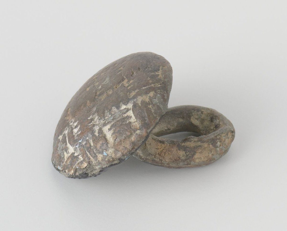 Button, round flattened with decorative pattern