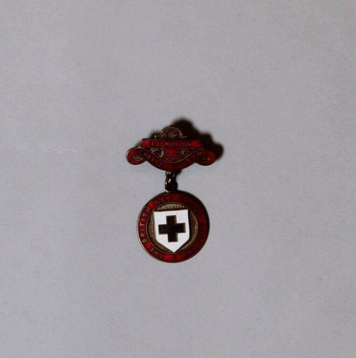 Badge — British Red Cross Society badge, belonging to Mrs Gabrielle Enthoven, Great Britain, ca. 1915