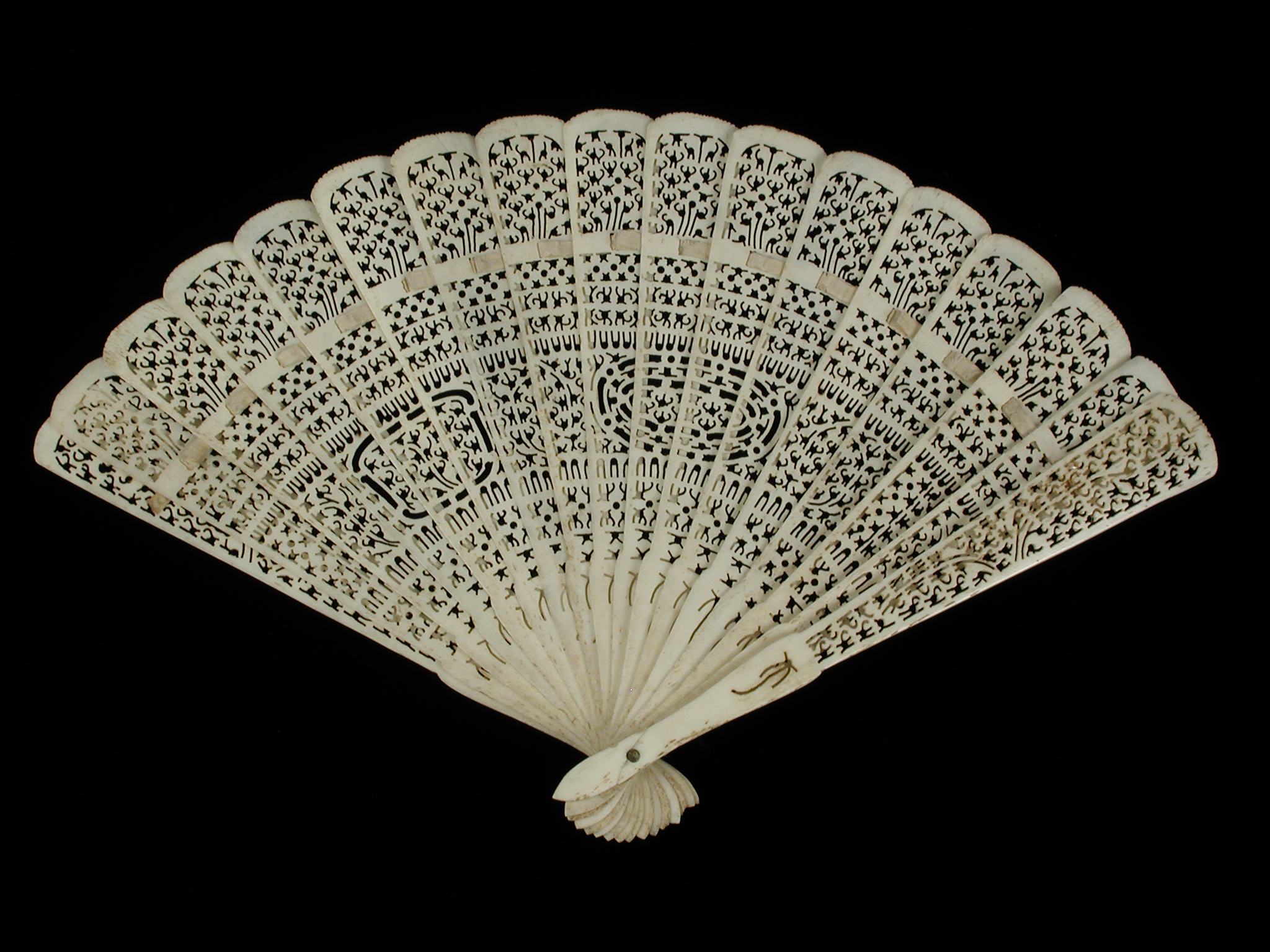 Brisé fan, sticks and blade of finely carved bone, white silk brisé ribbon, 1800