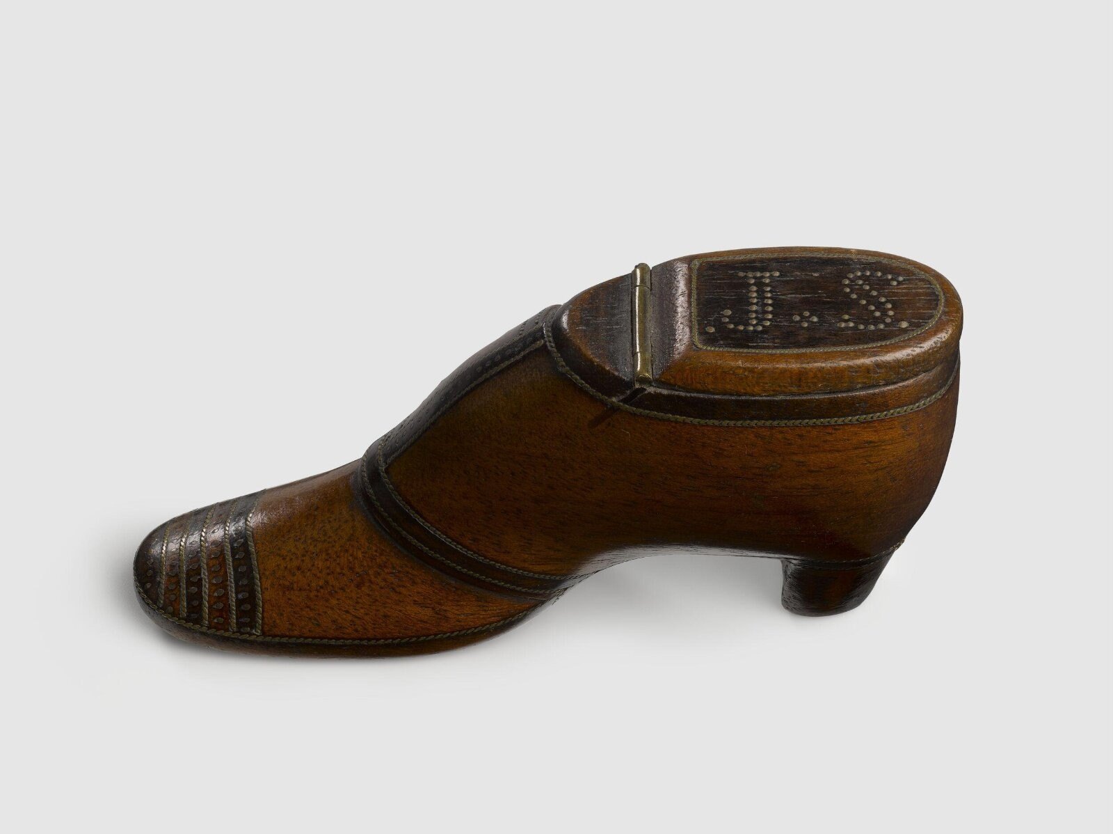 Snuff box, carved stained wood, England, 1874 — museum object T.1609-1913