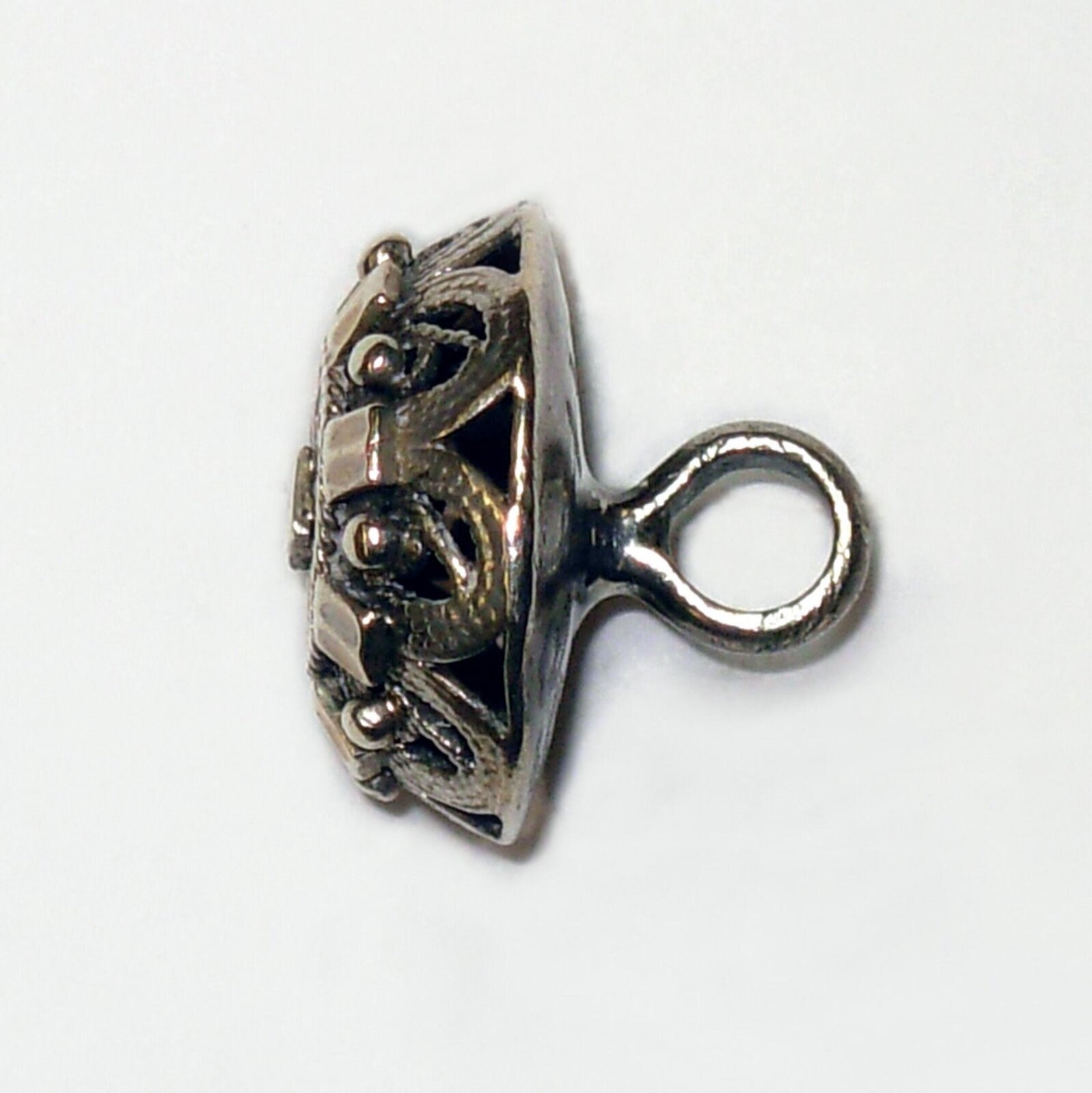 Button, silver filigree with applied lozenges, Germany, 1800-1820 — museum object 11-1892