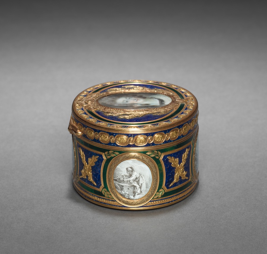 Additional museum view 3 of Snuff Box (Tabatière) with Portrait of Marie Antoinette (accession 1957.408).