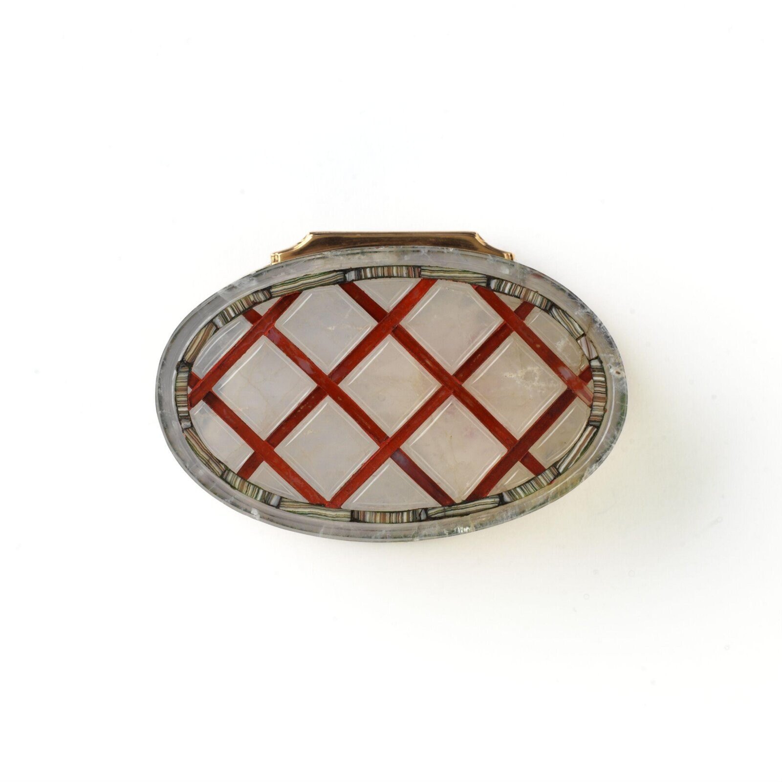 Snuff box, gold mounts and carved chalcedony by Johann Christian Neuber, Dresden, 1765 — museum object LOAN:GILBERT.418-2008