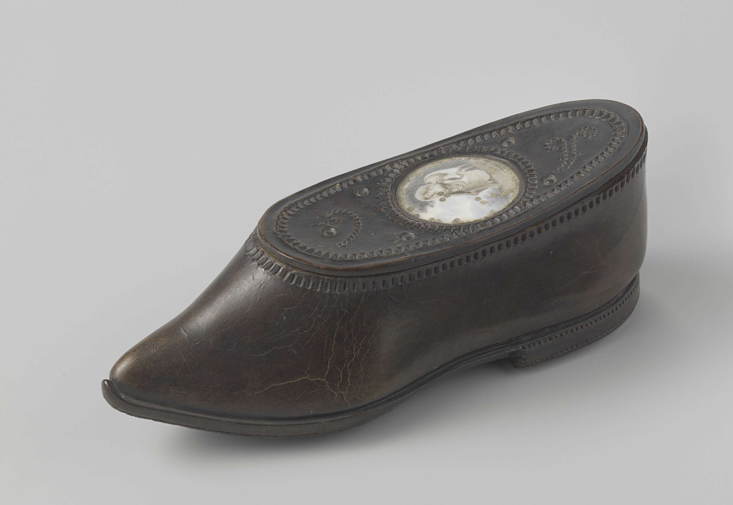 Box for snuff or tobacco in the shape of a shoe