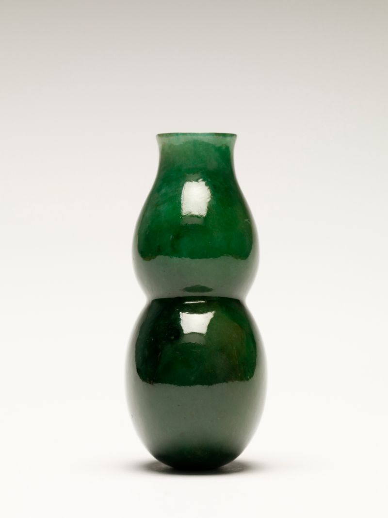Gourd-shaped snuff bottle of emerald-green jadeite, Unknown