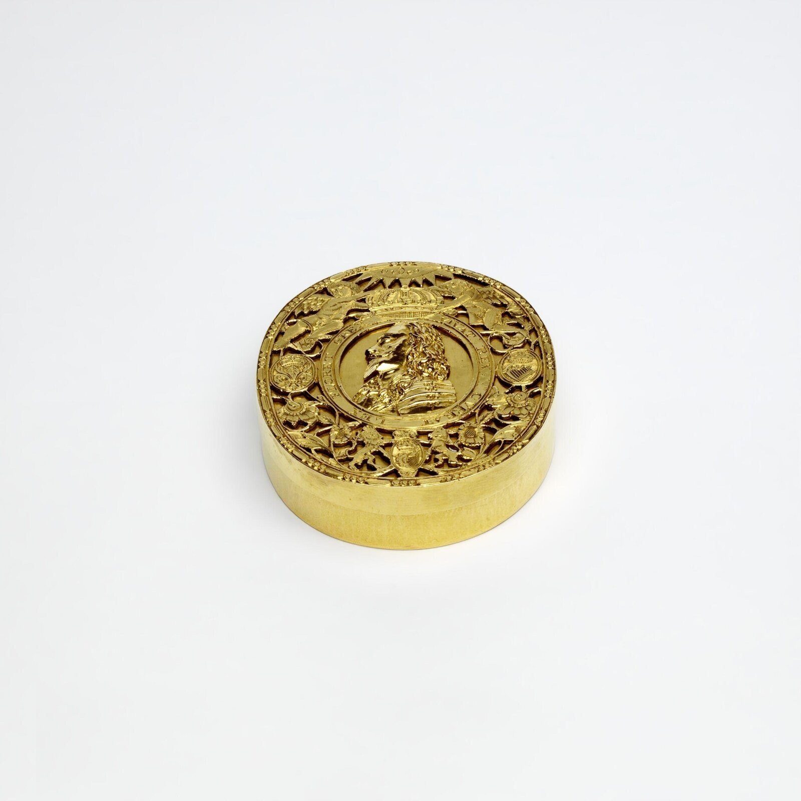 Tobacco box, gold with cameo of Charles I, London, 1670-1685 — museum object LOAN:GILBERT.545:1,2-2008