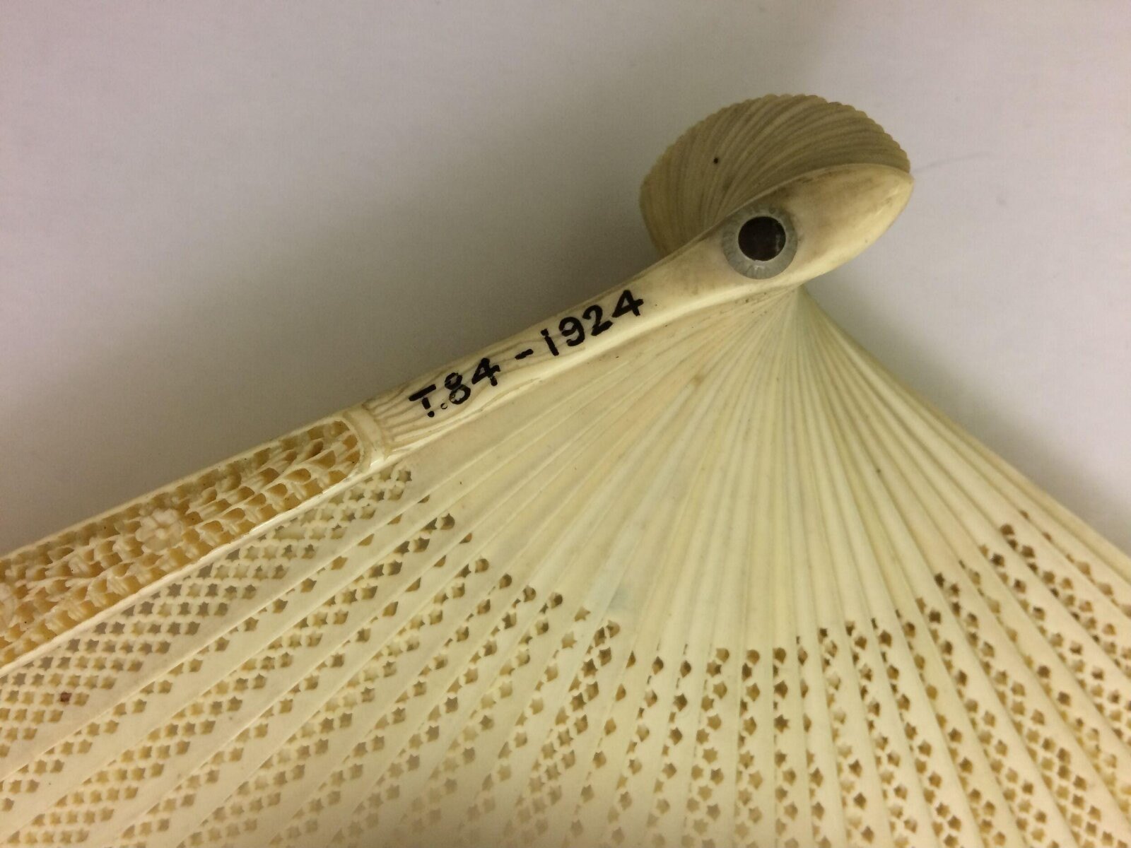 Fan, carved ivory, China, 18th century — museum object T.84-1924