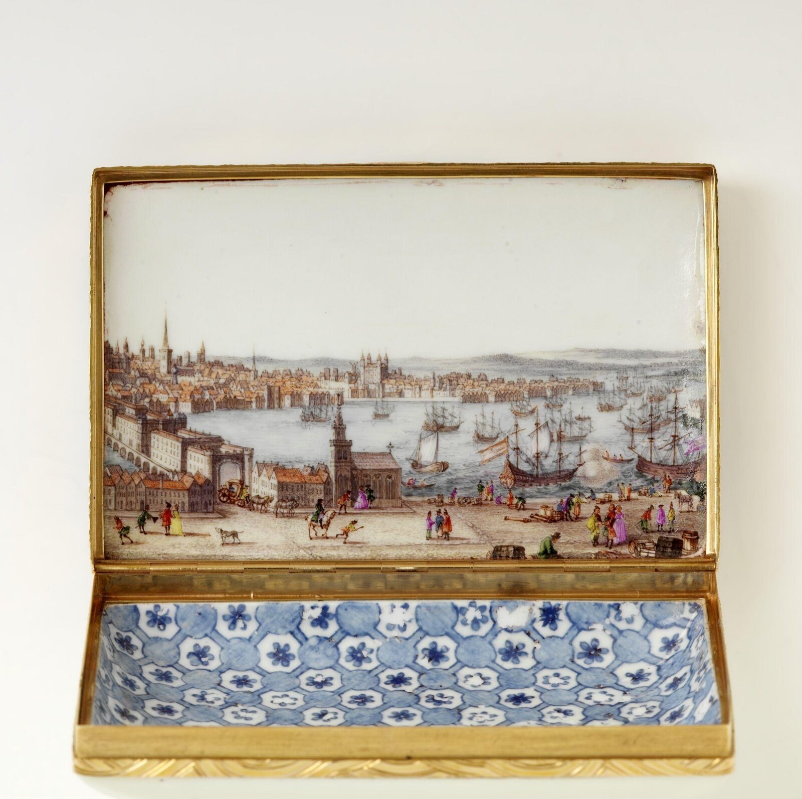 Snuffbox, porcelain, Meissen and Dresden, Germany, 1755 — museum object LOAN:GILBERT.501-2008
