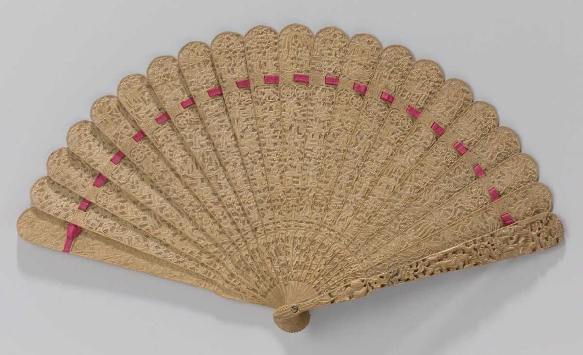 Brisé fan made of cedar wood, pierced and carved in relief on both sides, with Chinese scenes