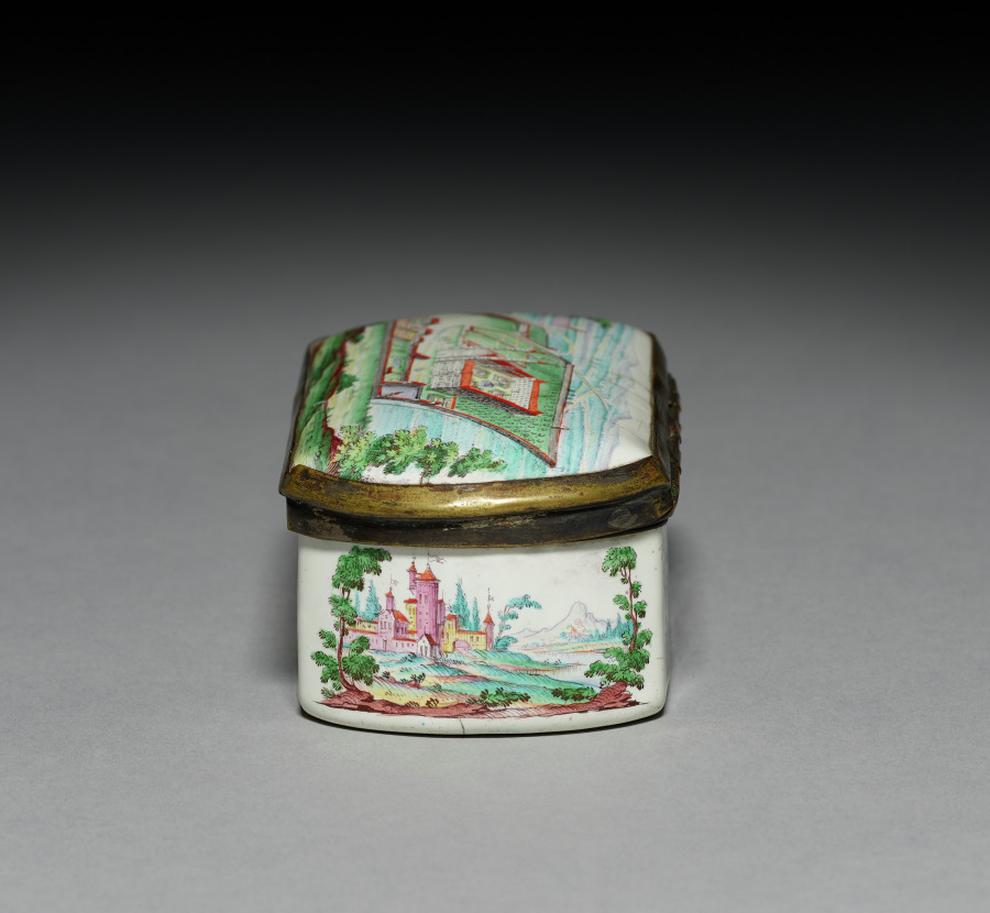 Additional museum view 4 of Snuff Box (accession 1916.610).